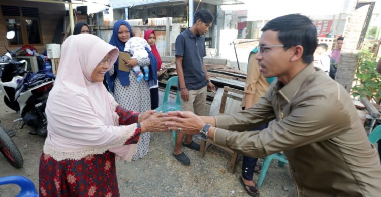 Ketua DPRK Banda Aceh, Farid Nyak Umar (kanan) saat menyerahkan bantuan untuk kebakaran di Gampong Mulia