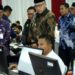 Plt Gubernur ACeh, Nova Iriansyah saat meninjau pelkasnaan tes CPNS dilingkungan Pemerintah Aceh