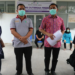 Direktur RSUDZA Banda Aceh, Dr dr. Azharuddin Sp. OT K-Spine FICS menyerahkan dokumen 3 pasien yang telah sembuh dari virus corona kepada Kadis Kesehatan Aceh dr. Hanif, di RSUDZA Minggu, 05/04/2020.