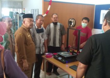 Kepala Dinas Pendidikan Aceh, Drs. Rachmat Fitri HD, MPA (kiri) didampingi Kepala Bidang Pembinaan SMK, Teuku Miftahuddin, M. Pd dan Kepala UPTD Balai Tekkomdik Aceh, T. Fariyal, MM meninjau tempat pembuatan Alat Pelindung Diri (APD)  Face Shield Mask (Topeng masker) di SMKN 2 Banda Aceh, Rabu (1/4//2020).
