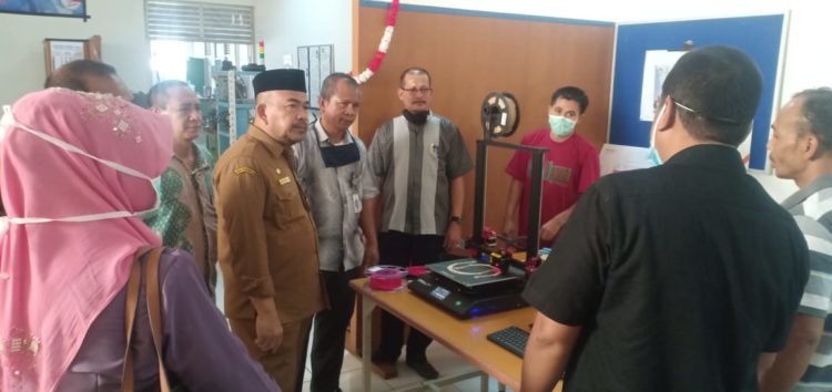 Kepala Dinas Pendidikan Aceh, Drs. Rachmat Fitri HD, MPA (kiri) didampingi Kepala Bidang Pembinaan SMK, Teuku Miftahuddin, M. Pd dan Kepala UPTD Balai Tekkomdik Aceh, T. Fariyal, MM meninjau tempat pembuatan Alat Pelindung Diri (APD)  Face Shield Mask (Topeng masker) di SMKN 2 Banda Aceh, Rabu (1/4//2020).