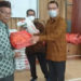 Kadis ESDM Aceh, Ir Mahdinur MM (kanan) menyerahkan paket sembako secara simbolis pada warga terdampak Covid 19