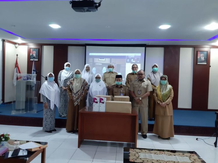 Kepala BKKBN Aceh, Drs. Sahidal Kasri, M.Pd (dua kanan) usai menyerahkan Alat Pelindung Diri (APD) untuk Ikatan Bidan Indonesia (IBI) Aceh, di Aula BKKBN Aceh, Selasa, 14 April 2020.