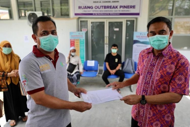 Kadiskes Aceh, dr. Hanif (kiri) menerima dokumen tiga pasien telah sembuh dari virus corona dari Dirut RSUDZA Banda Aceh, Dr dr. Azharuddin Sp. OT K-Spine FICS, Minggu, 5 Maret 2020