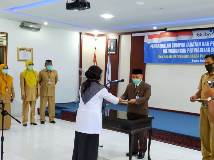 Koper BKKBN Aceh, drs. Sahidal Kastri, M.Pd (kanan) saat menyerahkan SK pengangkatan pejabat baru dilingkungan BKKBN Aceh.