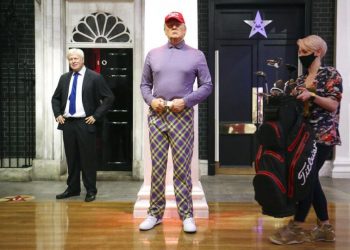 Tim museum lilin Madame Tussauds di London mendandani patung Donald Trump dengan pakaian golf. Joe Biden dalam penghitungan suara keluar sebagai Presiden AS ke-46 mengalahkan Trump.Foto: Jonathan Brady/PA via AP