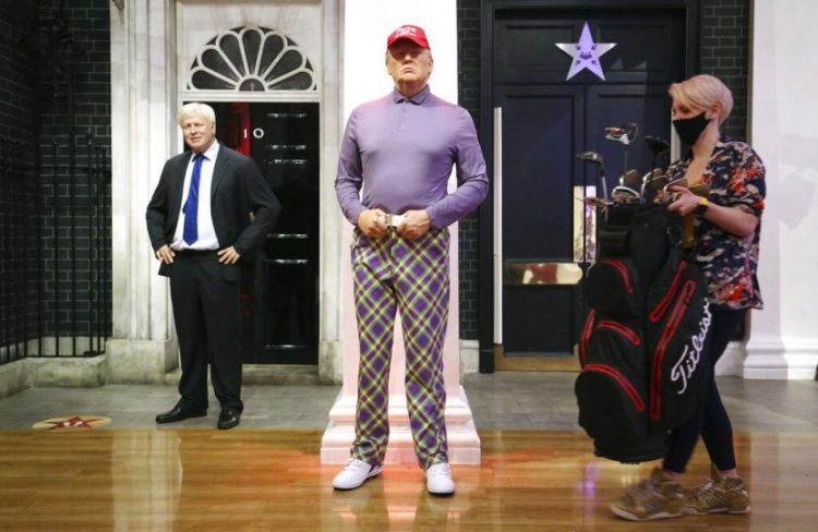 Tim museum lilin Madame Tussauds di London mendandani patung Donald Trump dengan pakaian golf. Joe Biden dalam penghitungan suara keluar sebagai Presiden AS ke-46 mengalahkan Trump.Foto: Jonathan Brady/PA via AP