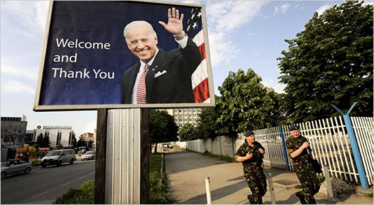 Ucapan selamat, dukungan, dan ucapan terima kasih rakyat Bosnia kepada Joe Biden kala terpilih sebagai Presiden Amerika Serikat. Gambar Biden muncul di jalanan utama ibu kota Bosnia Sarajevo. Ini pertanda antra Biden dan warga Bosnia mempunyai hubungan emosional yang daam. foto : Ist