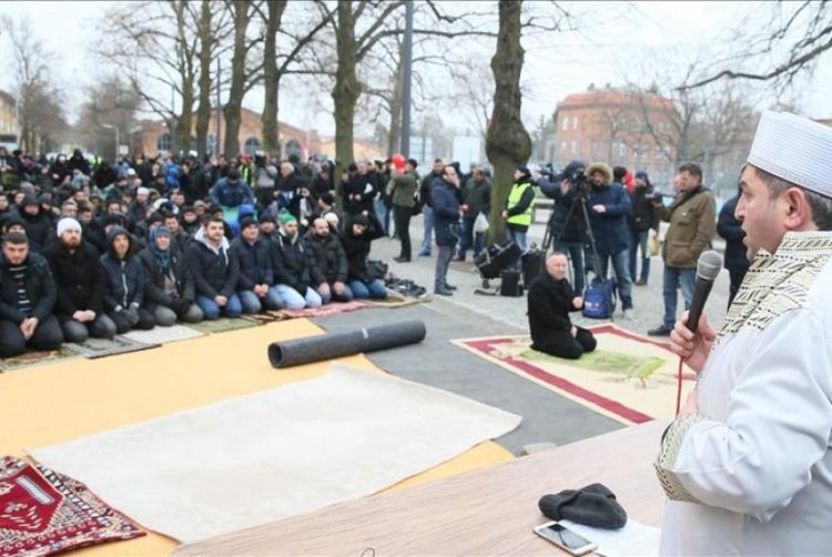 ilustrasi Imam Masjid Jerman, Kunci Lawan Radikalisme. Umat Muslim di Distrik Reinickendorf, Berlin, Jerman.Foto: Anadolu Agency