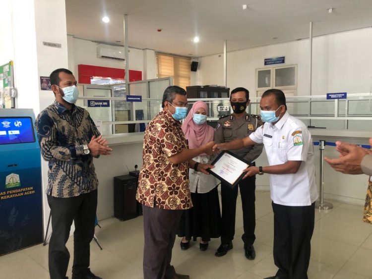 Ombudsman Republik Indonesia Perwakilan Aceh memberikan apresiasi kepada Wali Kota Banda Aceh dan UPTD Wilayah 1 Samsat Banda Aceh. foto : ombudsman aceh