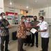 Ombudsman Republik Indonesia Perwakilan Aceh memberikan apresiasi kepada Wali Kota Banda Aceh dan UPTD Wilayah 1 Samsat Banda Aceh. foto : ombudsman aceh