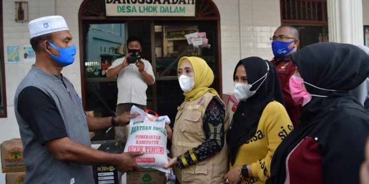 Ketua TP-PKK Aceh, Dr. Ir. Dyah Erti Idawati, MT didampingi Kadinsos Aceh, Alhudri menyerahkan Bantuan Tanggap Darurat kepada Korban Banjir di Gampong Lhok Dalam, Kecamatan Peurelak Kota, Kabupaten Aceh Timur, Rabu, (9/12/2020).