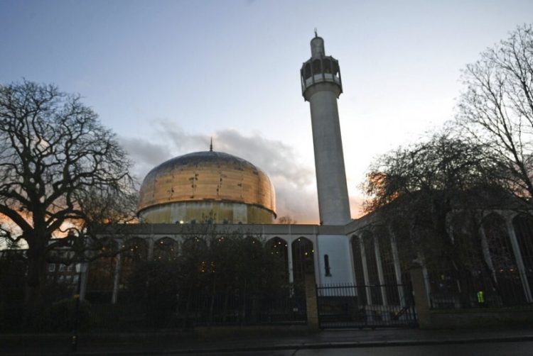 Survei 2011 lalu menyebut azan akan mendominasi Inggris 2050 Masjid Sentral London (London Central Mosque) di Regents Park, London utara, Inggris.Foto: Victoria Jones/PA via AP