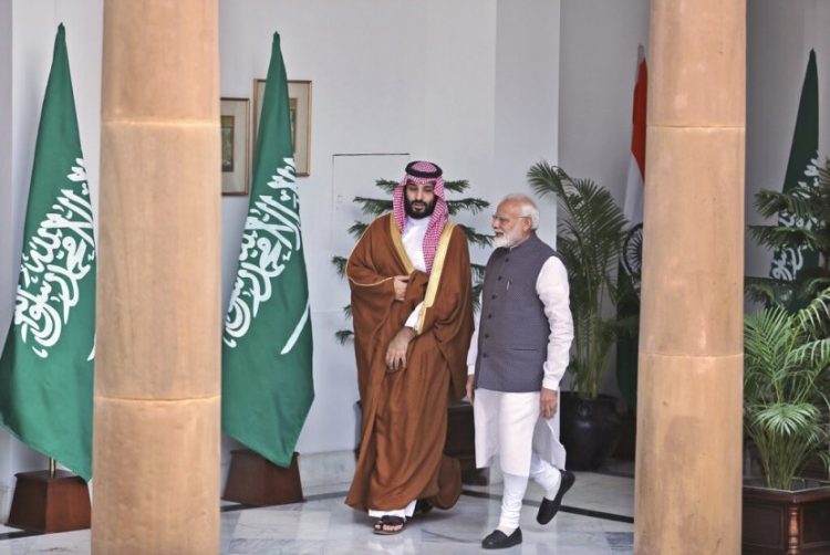 Arab Saudi Deportasi Warga India karena Unjuk Rasa Anti-Modi. Putra Mahkota Saudi Mohammed bin Salman bersama Perdana Menteri India Narendra Modi di New Delhi, India, Rabu (20/2).Foto: AP Photo/Manish Swarup