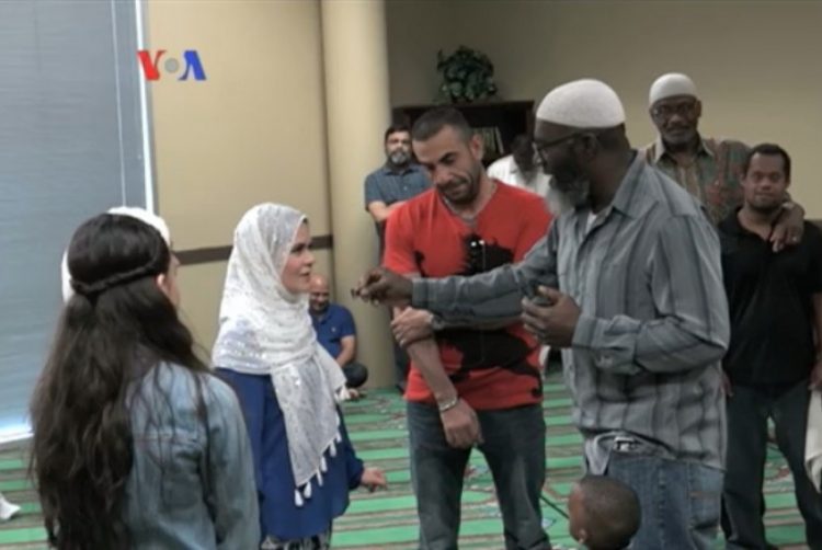 Muslim Latin di Chicago Bantu Tunawisma Sambil Berdakwah. Komunitas Latin Muslim di ASFoto: VOA