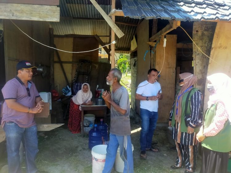 Kepala Dinas Sosial Aceh Besar (kiri) saat menjungi gubuk milik Abdullah di Gampong Lamreng, Kecamatan Krung Barona Jaya, Sabtu 27/2/2021