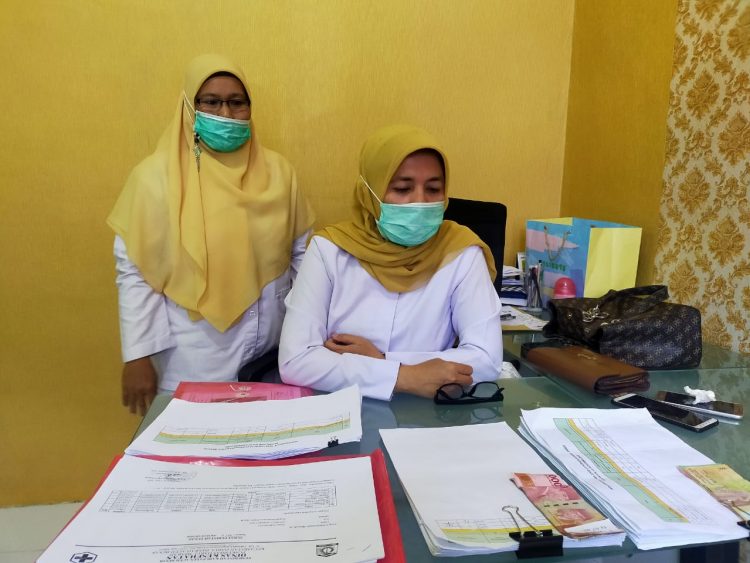 Kepala Puskesmas (Kapus) Darul Imarah, Rosa Andriani, S,ST ditemani stafnya saat memperlihatkan bukti pembagian insentif Covid 19 untuk tenaga kesehatan