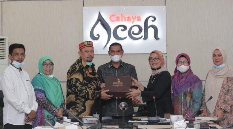 Badan Legislasi (Banleg) dan Komisi IV DPRK Banda Aceh melakukan kunjungan kerja ke Dinas Kebudayaan dan Pariwisata Aceh untuk berkonsultasi terkait Rancangan Qanun tentang Cagar Budaya yang saat ini sedang digodok oleh dewan, Jumat (29/1/2021).