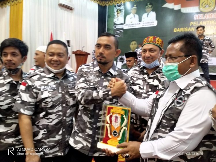 Ketua Barisan pemuda nusantara (Bapera) Kota Banda Aceh, Hendri Purnama, SE (kiri) bersama Walikota Banda Aceh Aminullah Usman (kanan)