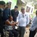 Kepala Dinsos Aceh Besar Bahrul Jamil saat menyerahkan bantuan kursi roda kepada warga Pulo Aceh beberapa waktu lalu