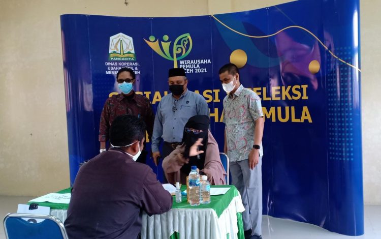 Anggota DPR ACeh Yahdi Hasan (tengah berdiri) menyaksikan wawancara calon penerima bantuan modal usaha dari Dinas Koperasi dan UKM Aceh di Takengon, Kamsi (9/09/21)