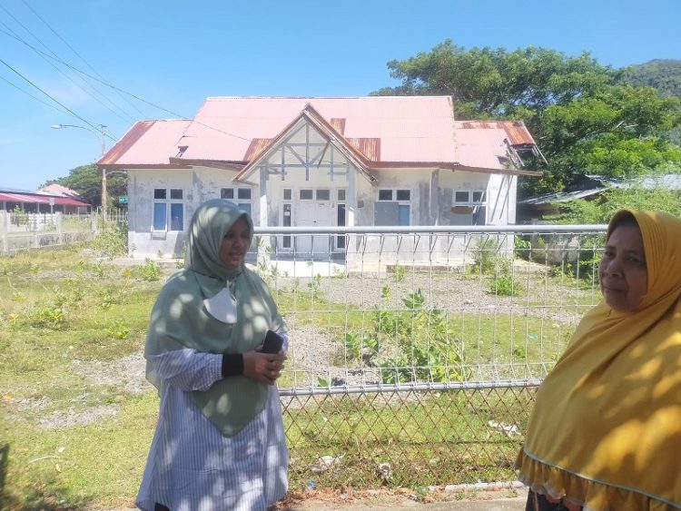 Anggota DPRK Aceh Besar Dapil II, Eka Rizkina S.Pd berbincang dengan warga saat menijau kondisi Pustu Lam Baduek, Kamis 22 September 2021.