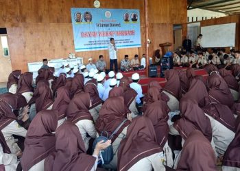 Ketua Umum Yayasan Wakaf Barbate Islamic City- Aceh, Dr. Sofyan A. Gani sedang memberi sambutan pada acara Kedatangan Siswa dan Dewan Guru SMA 10 Fajar Harapan ke Dayah Wakaf Barbate- Kebun Kurma Blang Bintang pada Sabtu, 10 September 2022.