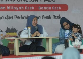 Bunda Paud Aceh, Ny. Ayu Marzuki didampingi Ketua Pokja Bunda Paud, Mellani Subarni, saat menghadiri Puncak peringatan Hari Anak Nasional (HAN) tingkat Aceh 2023 di Aula Teater Perpustakaan Wilayah Aceh, Sabtu, (5/8/2023).