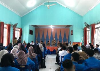 Mahasiswa KPM UIN Ar Raniry sedang diberikan pengarahan oleh DPMG Provinsi Aceh dan DPMG Aceh Besar di Aula Kantor Camat Darul Imarah, Lampenerut, Senin (28/8/2023).