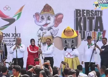 Menteri Pemuda dan Olahraga (Menpora) RI Zainudin Amali (tengah) dengan didampingi Ketua Umum KONI Pusat Marciano Norman (kedua kiri) meluncurkan maskot, logo, dan tagline PON 2024 khusus wilayah Aceh di Lapangan Blang Padang, Banda Aceh, pada Sabtu (28/1/2023). (Dok. Youtbe Media Center Aceh)