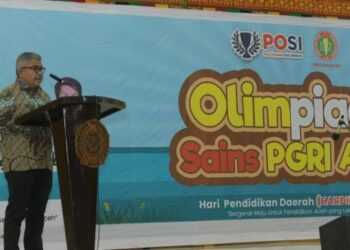 Sekretaris Daerah Aceh, Bustami, SE, M.Si, saat menyampaikan sambutan dan membuka lomba olimpiade sains PGRI Aceh di Gedung Ucc Ahmad Dahlan Muhammadiyah Aceh, Banda Aceh, Minggu (3/9/2023).
