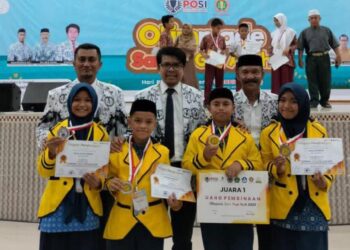 Empat siswa MIN 27 Aceh Besar Juara OSPA Bersama Ketua dan Pengurus PGRI Aceh di Banda Aceh, Minggu (3/9/2023).