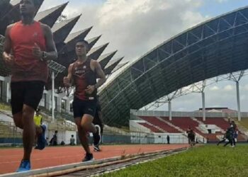 Dua atlet lari Aceh berlatih menjelang PON XX Provinsi Papua di Stadion Harapan Bangsa, Banda Aceh.(ANTARA/M Haris SA)
