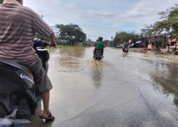 Banjir merendam jalan desa di Desa Rayeuk Kuta, Kecamatan Tanah Luas, Kabupaten Aceh Utara, Jumat (6/10/2023)