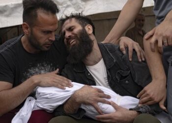 Seorang ayah di Jalur Gaza meratapi anaknya yang meninggal dunia akibat serangan Israel. (AP/Fatima Shbair)