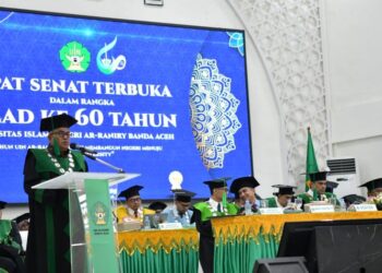 Sekda Aceh, Bustami, SE. M.Si, saat menyampaikan sambutan pada Rapat Senat Terbuka Dalam Rangka Milad ke 60 Tahun Universitas Islam Negeri Ar-Raniry di Auditorium Prof.Ali Asjmi UIN Ar-Raniry, Darussalam, Banda Aceh, Kamis, (30/11/2023).