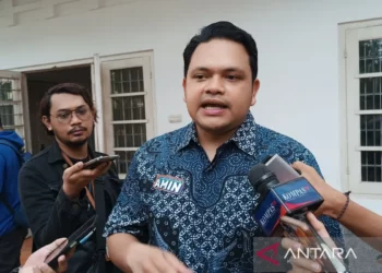 Arsip- Juru Bicara (Jubir) Timnas AMIN, Billy David Nerotumilena memberi keterangan kepada media di Jakarta (5/12/2023). ANTARA/Khaerul Izan.