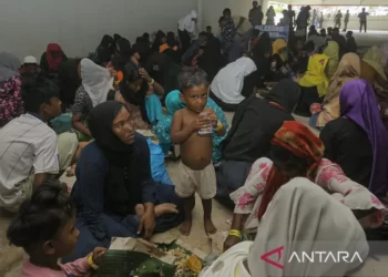 Pengungsi Rohingya berada di basement milik Balai Meseuraya Aceh (BMA) di Banda Aceh, Selasa (12/12/2023). (ANTARA/Khalis Surry)