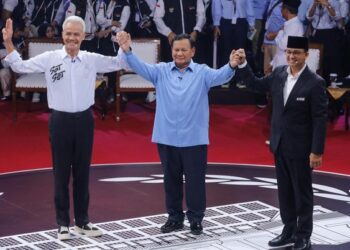 Foto: Anies Baswedan, Prabowo Subianto, dan Ganjar Pranowo (dari kanan ke kiri) saat debat calon presiden 2024 di kantor KPU RI, Jakarta, Selasa (12/12/2023). (CNBC Indonesia/Faisal Rahman)