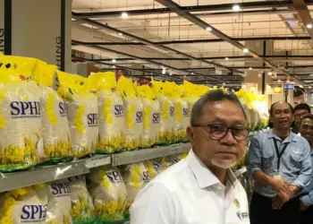 Menteri Perdagangan (Mendag) Zulkifli Hasan saat memantau harga beras ke Transmart Cempaka Putih, Jakarta, Senin (19/2/2024). (Foto: Liputan6.com/Tira S)