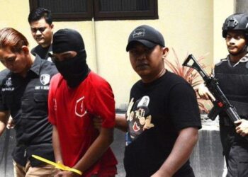 Polisi memperlihatkan tersangka kasus pembunuhan bocah masih berusia 5 Tahun, Jumat (23/2/2024) di Mapolres Aceh Barat dalam jumpa pers. (SERAMBI/SADUL BAHRI)