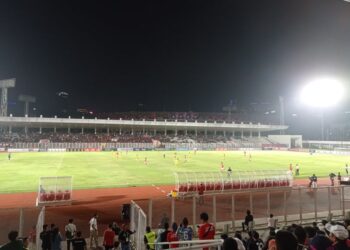 Suasana laga Malut United vs Semen Padang pada leg pertama semifinal Liga 2 2023-2024 yang digelar di Stadion Madya Gelora Bung Karno, Jakarta, pada Minggu (25/2/2024) malam WIB.(KOMPAS.com/Leonardo Juan)