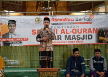Ketua DPRK Banda Aceh, Farid Nyak Umar membuka secara resmi Safari Al-Qur'an antar Masjid se-Kecamatan Kuta Alam yang diikuti oleh puluhan ibu-ibu di Masjid Al-Huda, Gampong Laksana, Kecamatan Kuta Alam, Banda Aceh, Jumat (15/03/2024). FOTO/ HUMAS DPRK BANDA ACEH