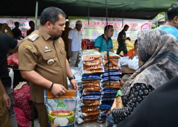 Masyarakat membawa pulang sembako usai berbelanja di Bazar Pasar Murah yang digelar Pemkab Aceh Besar dan Perum Bulog Kanwil Aceh di halaman Kantor Camat Blang Bintang, Aceh Besar, Selasa (26/03/2024).
FOTO/ MC ACEH BESAR