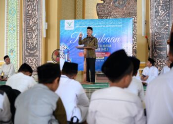Ketua DPRK Banda Aceh, Farid Nyak Umar sampaikan sambutan saat membuka Daurah Hafal Qur'an, di Masjid Baitusshalihin Ulee Kareng, Banda Aceh, Rabu (13/3/2024). FOTO/ HUMAS DPRK BANDA ACEH