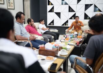 Ketua DPRK Banda Aceh, Farid Nyak Umar, menerima kunjungan silaturahmi pegiat komunitas kopi dari Takengon, Kabupaten Aceh Tengah, di ruang kerjanya di lantai tiga Gedung DPRK Banda Aceh, Senin (04/03/2024). FOTO/ HUMAS DPRK BANDA ACEH