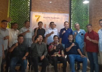 Ketua DPRK Banda Aceh, Farid Nyak Umar, ST (duduk tengah baju batik) berpose bersama pengurus SMSI, wartawan usai ngopi bareng HUT ke 7 SMSI di suatu caffee elit di kawasan Lampineung, Banda Aceh, Kamis (7/3/2024). Foto : Dok SMSI Aceh.