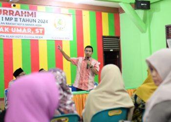 Ketua DPRK Banda Aceh, Farid Nyak Umar, menyampai sambutan saat reses pertama masa persidangan kedua tahun 2024 yang diikuti oleh ratusan peserta di Aula Kantor Keuchik Gampong Kota Baru, Kecamatan Kuta Alam, Banda Aceh, Rabu (07/03/2024). FOTO/ HUMAS DPRK BANDA ACEH