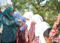 Bunda PAUD Kabupaten Aceh Besar, Cut Rezky Handayani SIP MM, menyalami para murid SDN Kandang, Pulo Aceh, Kabupaten Aceh Besar, Kamis (18/4/2024).
FOTO/ MC ACEH BESAR
