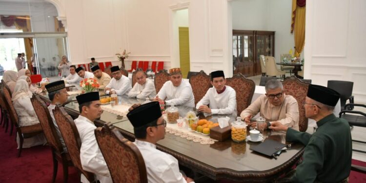 Pj. Gubernur Aceh, Bustami, SE, M.Si, bersama Pj. Ketua TP-PKK Aceh, Ny. Mellani Bustami, Pj. Sekda Aceh, Azwardi, AP, M.Si dan Pj. Bupati Aceh Besar, Muhammad Iswanto, S.STP, MM, serta sejumlah Kepala SKPA/Biro, Silaturahmi Idul Fitri 1445 H dengan Wali Nanggroe Aceh, (PYM) Teungku Malik Mahmud Al- Haythar di Meuligo Wali Nanggroe, Aceh Besar, Rabu (10/4/2024).